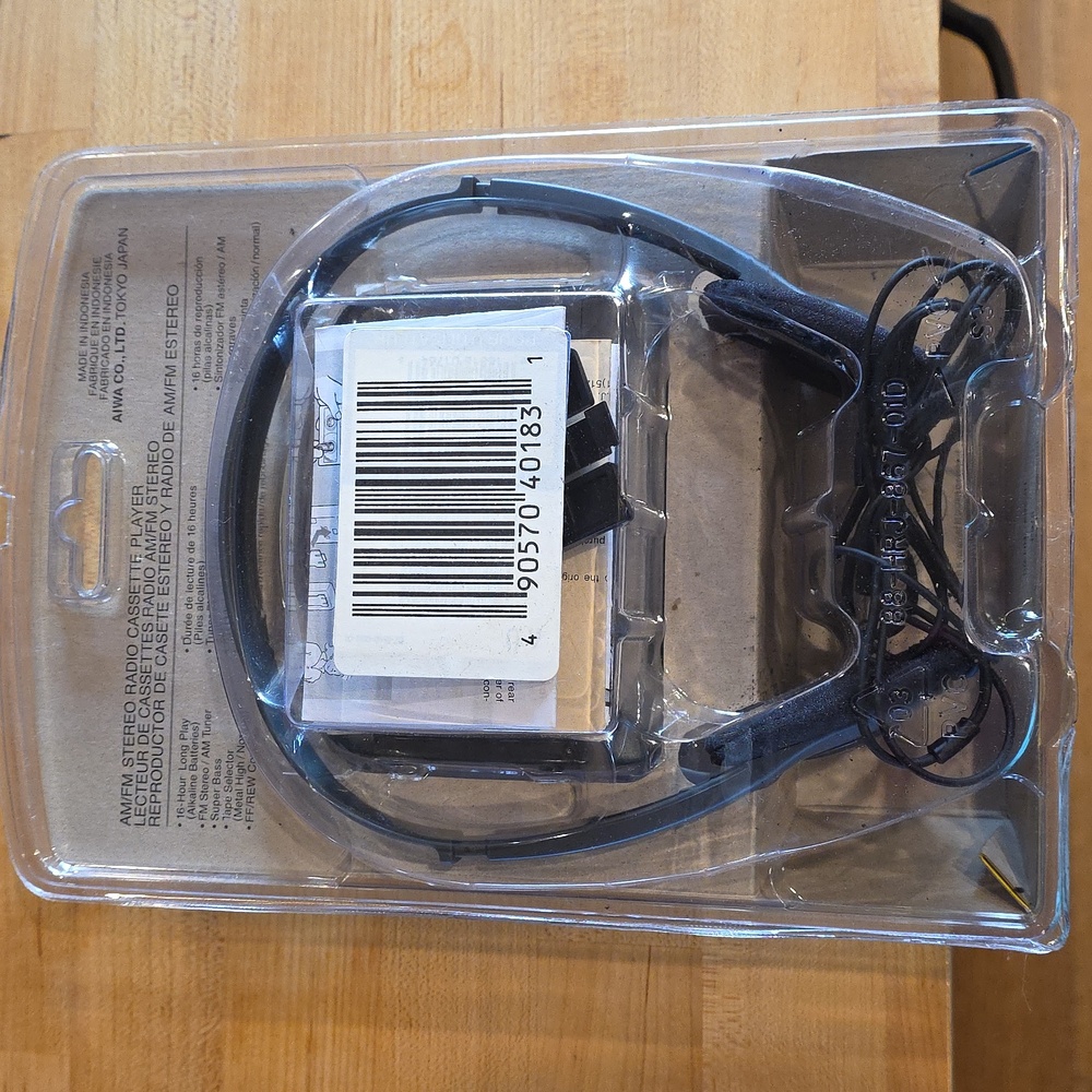 Aiwa HS-TA183 AM/FM Radio Cassette Player And Headphones Sealed NEW - Picture 3 of 5